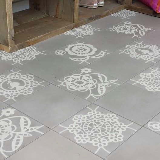 Pip-Studio-Lace-Daisy-lace-Primrose-sand-20x20