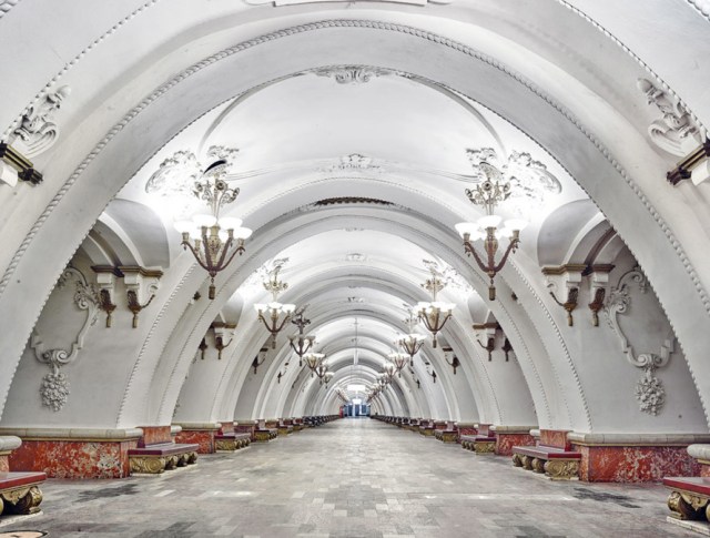 Arbatskaya-Metro-Station-Moscow-Russia-889x675