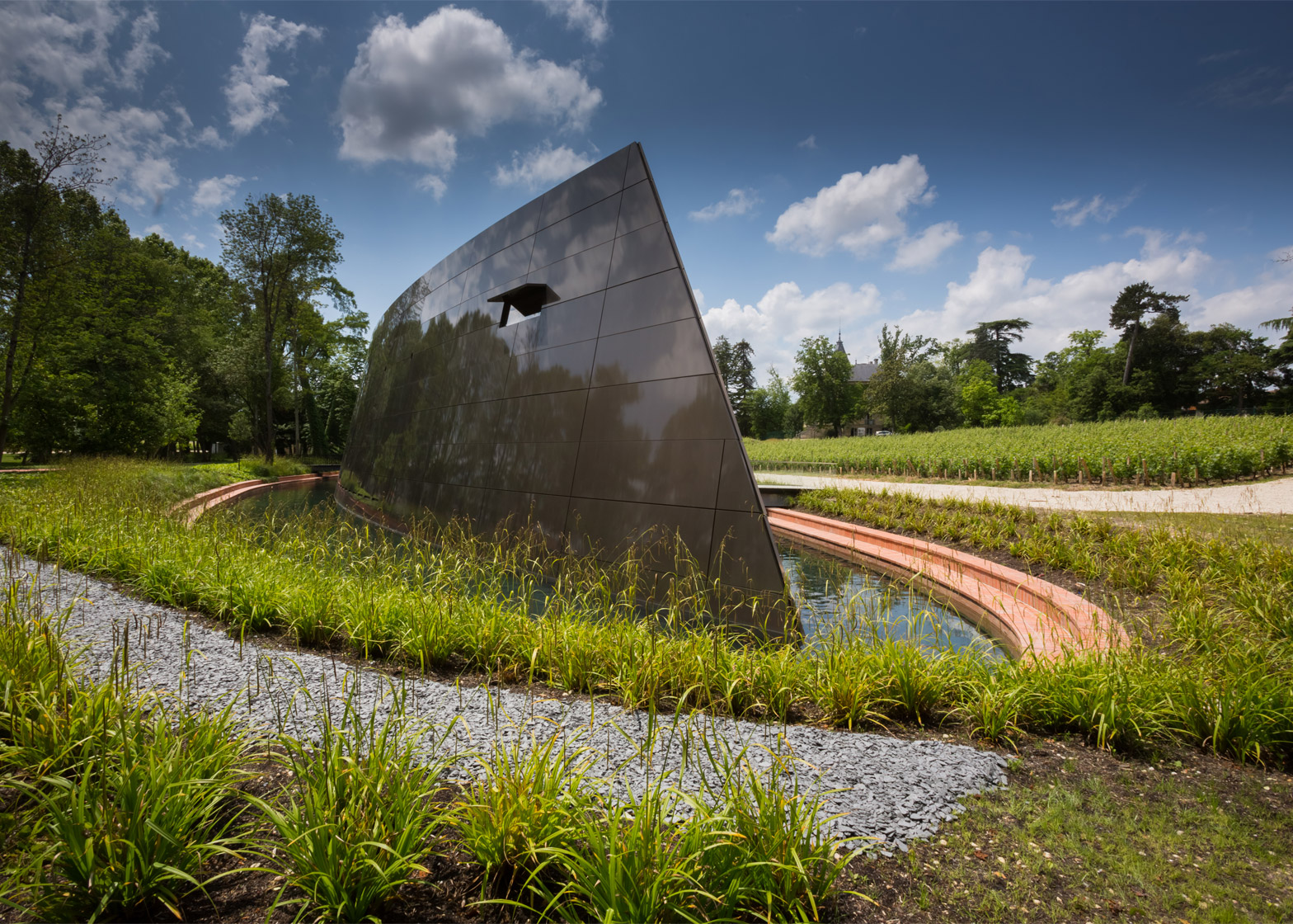 château-les-carmes-haut-brion-wine-cellar-philippe-starck-bordeaux-france_dezeen_1568_19